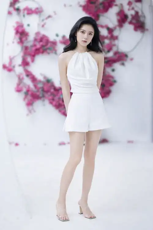 赵今麦吊脖纯白连身裙,这才是真正的肤白貌美大长腿哦