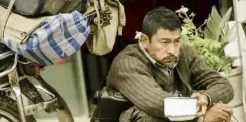 从一天只吃一个缸贴的故事中,我们能看到什么