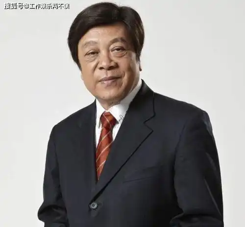 倪萍医院低调看望赵忠祥,走路一瘸一拐需要助手扶,背影令人心酸