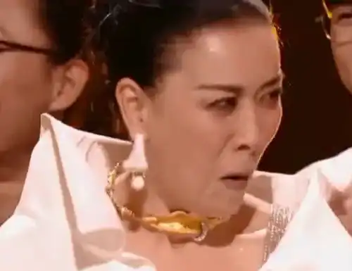 那英拿下歌王瞬间,众人表情耐人寻味,业内评其历届唱功最弱歌王
