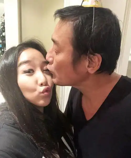 影帝梁家辉过62岁生日,童心未泯戴生日帽,亲吻女儿尽显父慈女孝