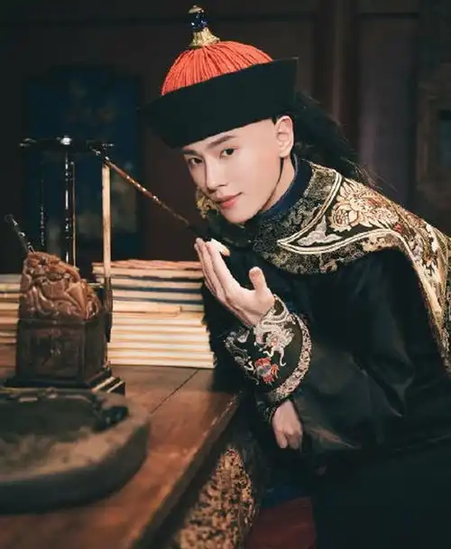 组图李汶翰参加我就是演员挑战韦小宝头套太紧撞脸表情包
