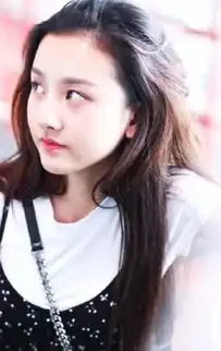 宋祖儿机场被抓拍,碎花裙强势撩发表情夸张,网友风一样的少女
