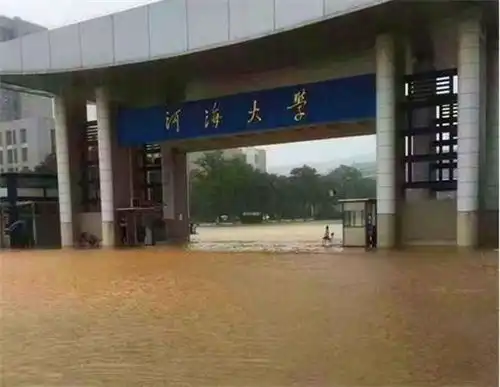 大哥,你这玩游戏也太不分场合了吧,也不看看这是什么地方