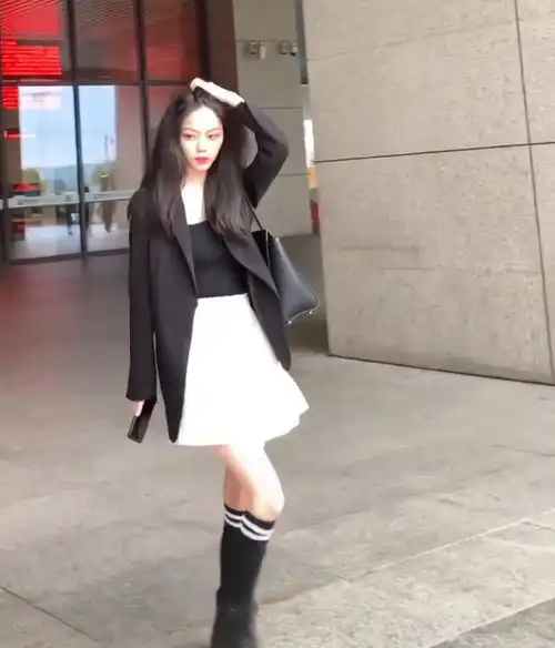 火了一种永远看不出年龄的穿法上身职场人,看腿中学生,妙啊