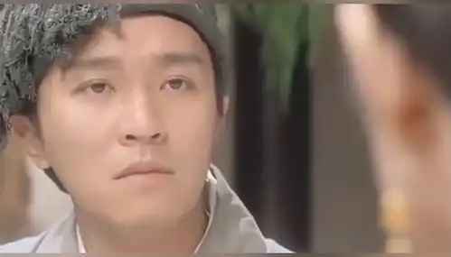 星爷在华府当下人时,每个表情和动作都是戏,背景音乐是跑步军歌