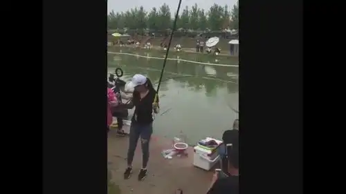 小姐姐是来钓鱼的吗,是来搞笑的吧