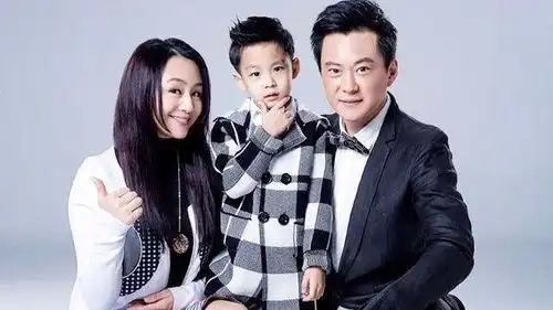 表情刘涛王珂机场热吻老公身高一米四,全家外出儿子帅气女儿长这样高清在线...表情