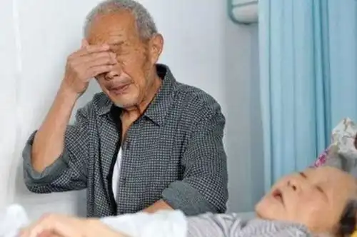 75岁大爷晚年不去养老院,也不靠子女,找个互助老伴过得很舒心