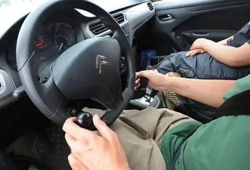 女同事天天坐我车,一天车坏了拿去修,到公司后我傻了眼