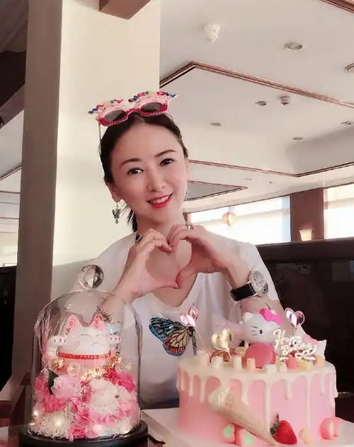 翁虹才是时光会穿,穿黑色修身裙秀紧致身材,多肉身材让人羡慕