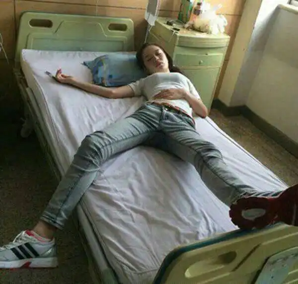 搞笑图片幽默段子笑话妹子,你睡觉都显得很霸气啊,哈哈