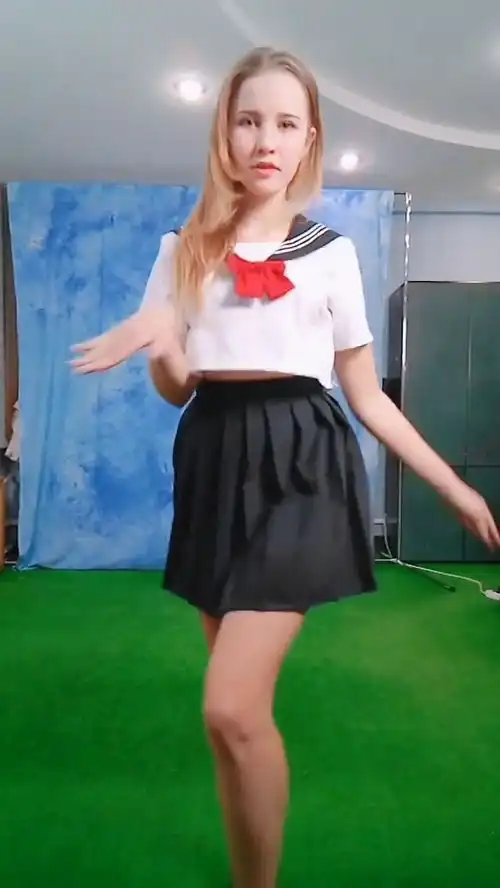 小姐姐舞跳的可真棒,肤白貌美大长腿,是多少男人的梦中情人