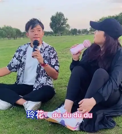 凤凰传奇合体清唱,曾毅发色变白表情搞笑,玲花唱全程开口惊艳