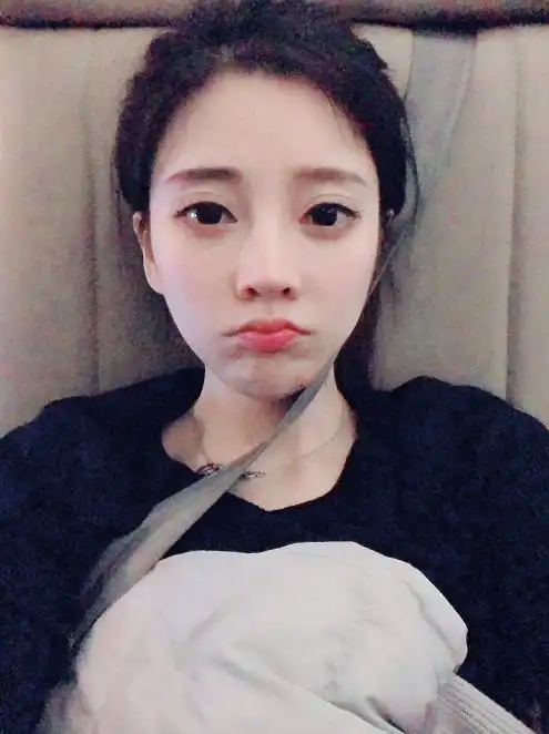冯提莫搞怪自拍引围观,网友调侃你需要一个儿童座椅