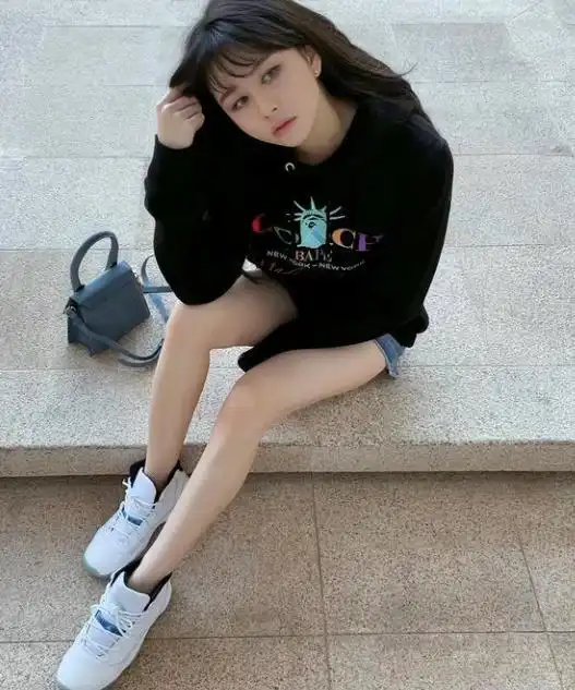 邱淑贞女儿沈月晒靓照,表情纯真眼神魅惑似狐狸,大长腿又细又直