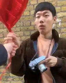 柳俊烈在情人节被youtuber恶搞表白,接过气球一脸发懵xd