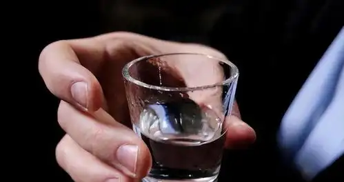 每天喝2两白酒的人,后来都怎么样了看看他们身体都有什么变化