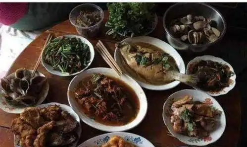 两个男生追我,分别去他们家中吃了2次饭,我毫不犹豫嫁给第2个