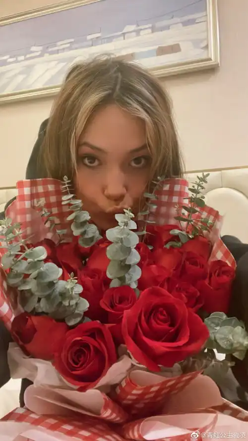 组图奥运冠军谷爱凌发博祝大家情人节快乐与玫瑰合照人比花娇