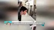 赛琳娜讨抱惹哭女童举手投降惊恐表情引热议