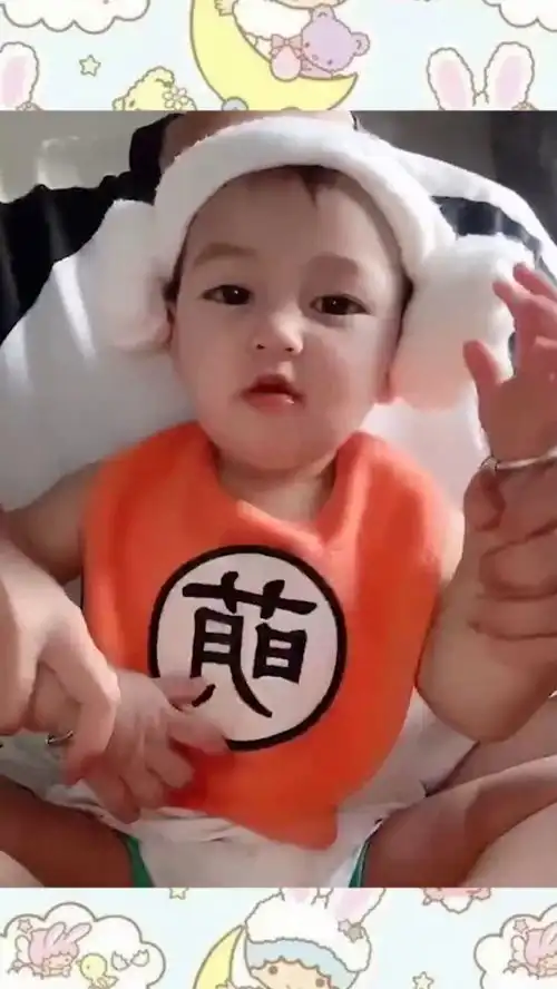 这个小宝贝火了,小表情太顽皮可爱了,老阿姨的心都被萌化了