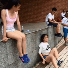 搞笑gif两个女孩在一起,总有一个是逗比