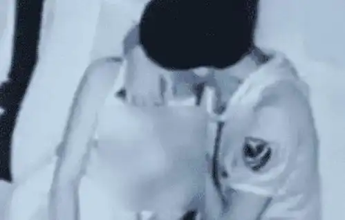 小情侣在电影院内情难自禁,男子的小动作被全程拍下,视频流传网络