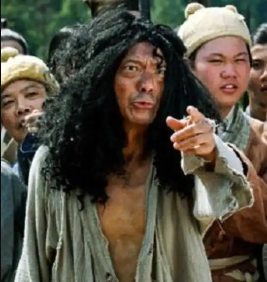 同样是演乞丐,周星驰用手抓饭,刘德华睡大街,杨颖是来搞笑的吧