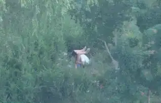 鹿寨县一男子为博欢心烧车情侣间的疯狂行为小树林玩野战