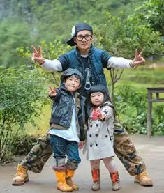 表情包女孩长大了曹格女儿包子脸变初恋脸,大长腿吸睛