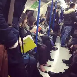 中国人坐地铁看手机,欧洲人却读书真相意外了