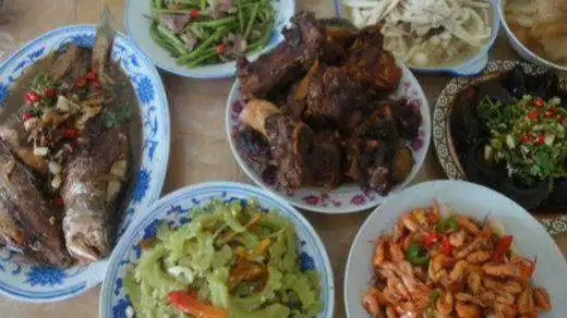 王寡妇给乞丐父子做饭,18年后一人开着豪车进村,跪地叫妈妈
