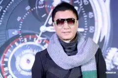 凯奇携华裔娇妻抵京赵薇孙红雷同台搞笑