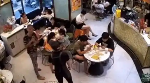 细思极恐海南一男子在餐厅内诡异走动,突然朝顾客泼水撒腿就跑