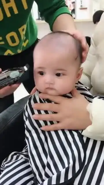 妈妈带宝宝去理发,没想到根本不哭闹,小表情看着都觉得可爱