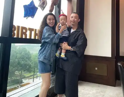 gai懒理舆论风波,为儿子庆祝一岁生日,坐爸爸怀中像复制粘贴