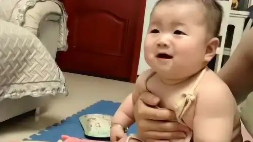 小宝宝的表情好搞笑,一会哭一会笑的,萌翻了