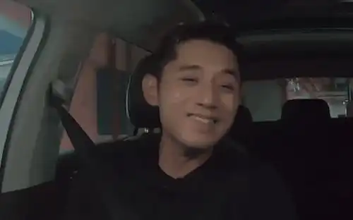 金晨在密室地上打滚,却忘记自己穿的是短裤,张继科的表情亮了