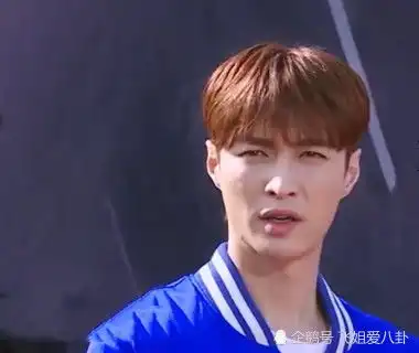 张艺兴到底有多宠热巴热巴拿东西砸他,他只是缩缩脖子