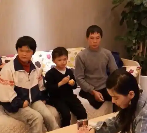 13岁小马云近况,口齿不清表情木讷,衣衫褴褛像乞丐