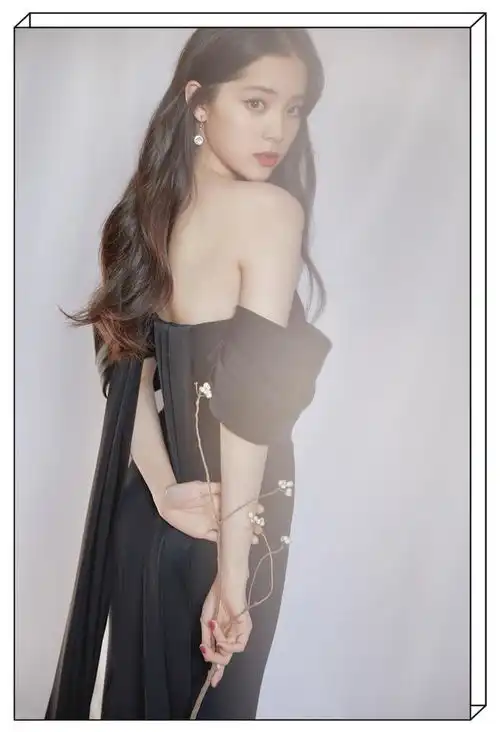 欧阳娜娜穿抹胸长裙大秀香肩锁骨,肤白貌美柔情四溢,太让人心动