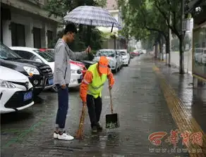 六旬保洁员冒雨清扫西安大学生为其撑伞40分钟