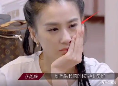 黄圣依哭到眼睛睁不开,有谁注意她通红的眼珠比戴美瞳还夸张