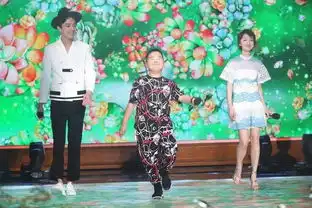 15岁谢腾飞近照曝光,独自一人在广场跳舞,表情丰富憨厚可爱