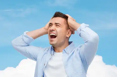 人们在惊恐发作时,虚构出下列危险