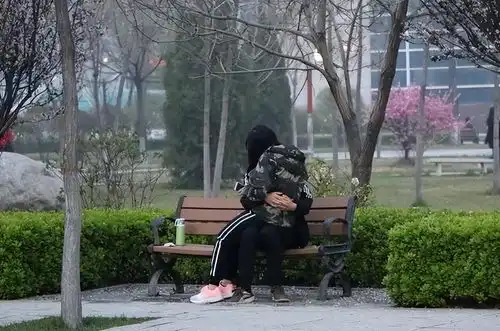 情侣小树林长椅上激情互动被拍,其他同学打卡,长椅却被火速撤走