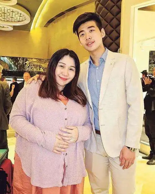 赌王千金何超盈晒娃,身材纤细疑瘦身成功,女儿长太快五官超像妈