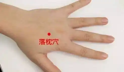 落枕脖子痛按一下这个地方,立马就能见效