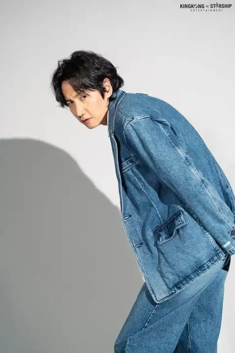 亚洲王子李光洙画报拍摄花絮照公开不愧是模特儿出身的,表情姿势看起来都很专业xd
